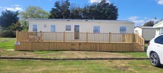 An Enchanting Homely Caravan For Hire a few minutes walk to Hutleys private beach - Clacton On Sea - Large Gated Decking - Bed Linen & Towels Included - Jaywick Sands - 0