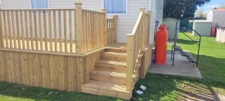 An Enchanting Homely Caravan For Hire a few minutes walk to Hutleys private beach - Clacton On Sea - Large Gated Decking - Bed Linen & Towels Included - Jaywick Sands - 9