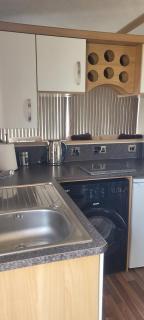 An Enchanting Homely Caravan For Hire a few minutes walk to Hutleys private beach - Clacton On Sea - Large Gated Decking - Bed Linen & Towels Included - Jaywick Sands - 2
