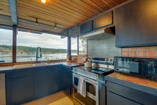 Waterfront Port Orchard Retreat with Furnished Deck! - Port Orchard - 2
