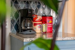 Comfy Colonial - up to 15 ppl 5 mins to Plaza District or State Fair - 6