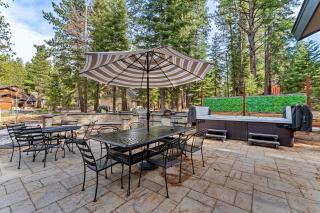 Fire & Ice Spacious Retreat with Hot tub and Fireplace - Truckee - 6