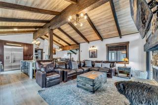 Fire & Ice Spacious Retreat with Hot tub and Fireplace - Truckee - 9