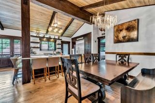 Fire & Ice Spacious Retreat with Hot tub and Fireplace - Truckee - 2