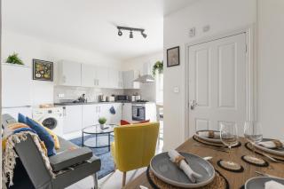 Spacious 2 Bedroom Apartment with Three Beds and Free Parking near Wembley - 1