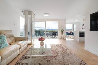 Nutgrove Gem - Breezy Beachfront Escape in Sandy Bay - Sandy Bay - 0