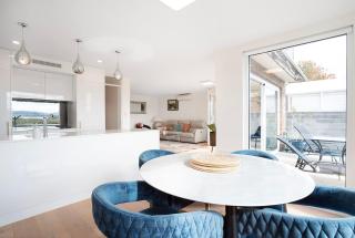 Nutgrove Gem - Breezy Beachfront Escape in Sandy Bay - Sandy Bay - 7