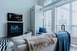 Open 2BR-1BA Penthouse w Pool and Balcony - Tower Grove - 8