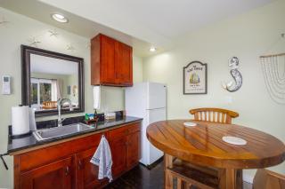 Wave Rider Studio Apt Kona, Your Surf-Inspired Getaway - 7