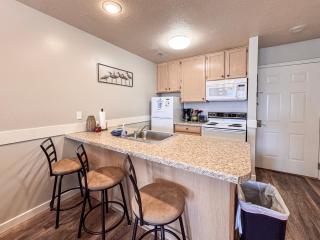 Beautiful Inn Building Updated Condo 211 - Garden City - 1