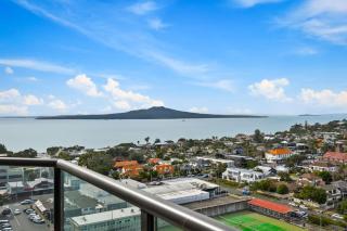 Modern 1BR w Pool & Gym Steps to Takapuna Beach - Auckland - 6