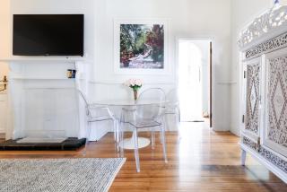 Elegant 2-Bedroom Home with Curated Decor & Outdoor Entertaining - Inveresk - 8