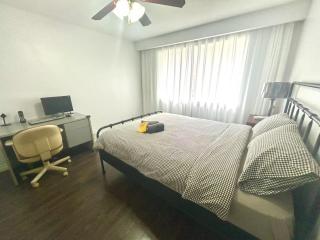 Finch Subway Room with Desk Light Queen Bed Near 401 - Toronto - 0