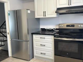 Finch Subway Room with Desk Light Queen Bed Near 401 - Toronto - 7