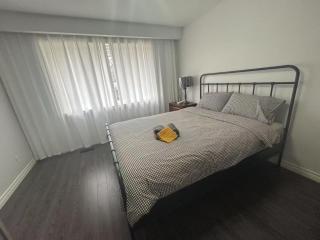 Finch Subway Room with Desk Light Queen Bed Near 401 - Toronto - 1