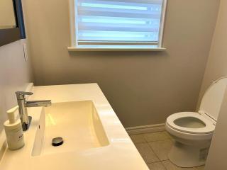 Finch Subway Room with Desk Light Queen Bed Near 401 - Toronto - 3