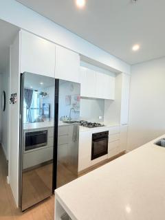 Modern Luxury 2-Bedroom Apartment in the Heart of Bankstown - Bankstown - 1