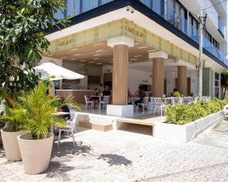 One Bedroom Apartment with King Bed Pool Gym and Fast WiFi Near the Beach 204 - 1