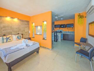 A2 Romantic Beachside Escape Capri Theme Memory Foam King Bed Kitchen AC - Playa del Carmen - 0