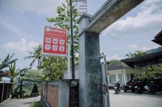 RedDoorz at Villa Bukit Senyum Lombok - Kuripan - 1
