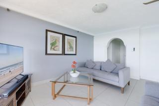 2BR - Beachfront Bliss with Stunning Ocean Views - Gold Coast - 3