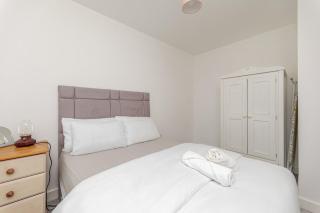 Stunning New Modern Home near Roundhay Park - 5