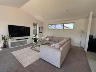 Easy Getaway - in a Great Location - Mount Maunganui - 5