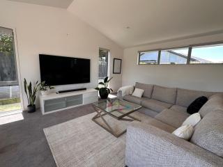 Easy Getaway - in a Great Location - Mount Maunganui - 6