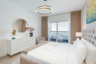 Stylish1BHK in Elite Residences, Marina with View - 2