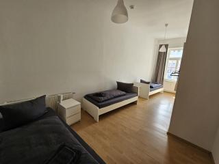 Sehr große Unterkunft mit 6 Schlafzimmern, Küche, Bad und großem Wohnzimmer im Herzen von Leipzig - 1