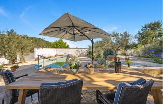Gorgeous Apartment In Jezera - 3
