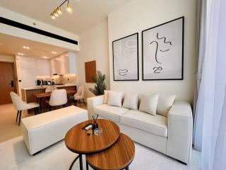 Chic Jvc 1br Pool Access, Balcony & Parking - 0