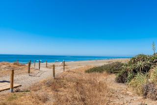 Beachfront Apartment - Pool - 2min to Beach - Free Parking & Fast WiFi - 6