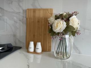 Bright 1br Jvc Balcony & Free Parking - 1