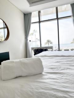 AURA -Direct Seafront 2BR-Palm - 2