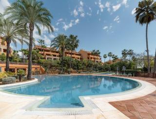 Apartment with a garden near the sea in Gran Bahía de Marbella - Marbella - 2