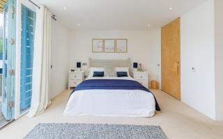 The Deck House - Stunning Chalet in Gurnard with Solent Views and Terrace - 8