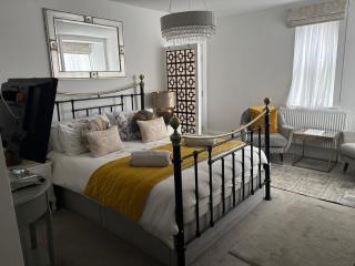 Mademoiselle's Boutique Holiday Accommodation - Whitby - 8