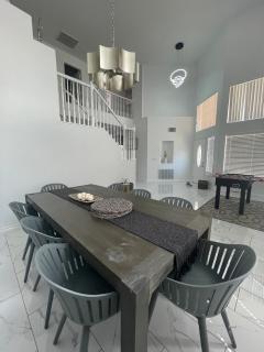 Spacious 5-BD Vegas Retreat & Pool Near the Strip - Las Vegas - 4