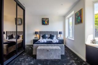 Luxury 4-Bedroom High-End Home, Includes Jacuzzi and Pool Table - Northwood - 6