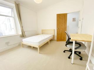 Double rooms in Queen Street, Treforest - Hosted by Naviho - 4