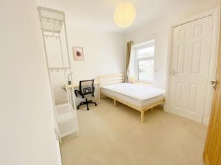 Double rooms in Queen Street, Treforest - Hosted by Naviho - 1