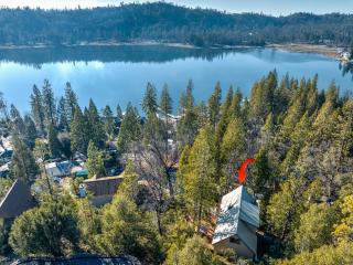 Lakeview Lodge w/ Boat slip, hot tub, lake views - Bass Lake - 4