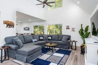 A Modern Hideaway - with hot tub, game room, and more - Oakhurst - 1