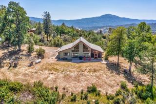 Hilltop Haven- Bright and Modern Cabin w/ hot tub and stunning views - Oakhurst - 6