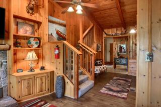 Willow Cove Lodge- 5 bedrooms with a hot tub - Bass Lake - 4