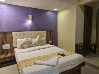 Hotel Crystal Park Near NESCO Exhibition Center - 8