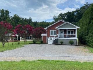 The Farmhouse at Wolfehaven - Asheville - 9