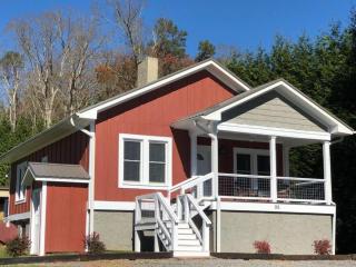 The Farmhouse at Wolfehaven - Asheville - 7