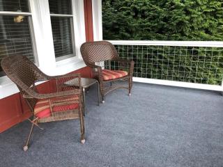 The Farmhouse at Wolfehaven - Asheville - 6